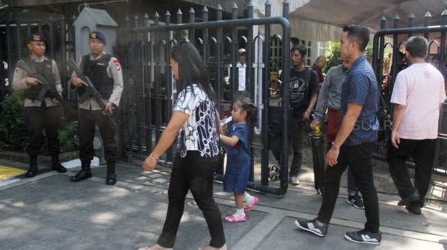 Petugas kepolisian melakukan pengamanan di Gereja katedral, Jakarta, Jumat (30/3). 