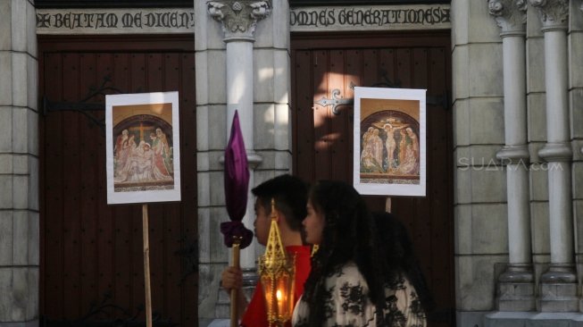 Umat Katolik memerankan visualisasi Jalan Salib di Gereja Katedral, Jakarta, Jumat (30/3). 