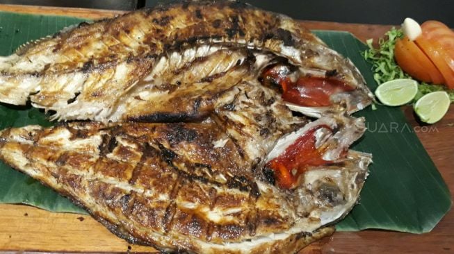 Ikan Kaneke Bakar dari Restoran Sulawesi@Menteng. (Suara.com/Risna Halidi)