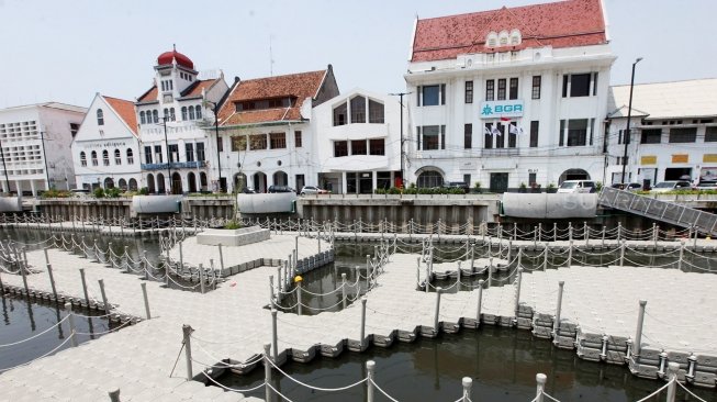 Suasana proyek revitalisasi Kali Besar yang telah rampung di kawasan Kota Tua, Jakarta, Jumat (30/3). 