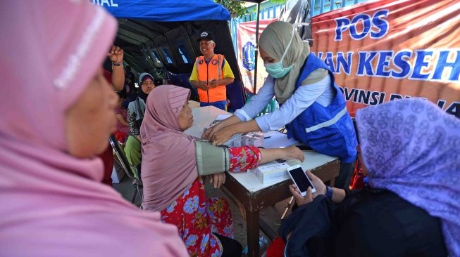 Petugas kesehatan Dinas Kesehatan Provinsi DKI Jakarta mengecek kesahatan warga korban kebakaran di kawasan Taman Kota, Kembangan, Jakarta, Sabtu (31/3).