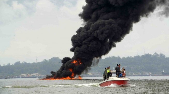 Dua Pemancing Hilang saat Kebakaran Tumpahan Minyak di Balikpapan