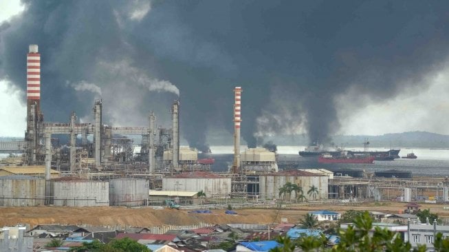 Asap tebal mengepul dari beberapa titik akibat kebakaran yang terjadi di kawasan perairan Teluk Balikpapan, Kalimantan Timur, Sabtu (31/3).