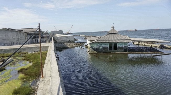 Sebuah bangunan masjid yang sudah tidak difungsikan terendam air laut di kawasan Muara Baru, Penjaringan, Jakarta, Sabtu (31/3). 