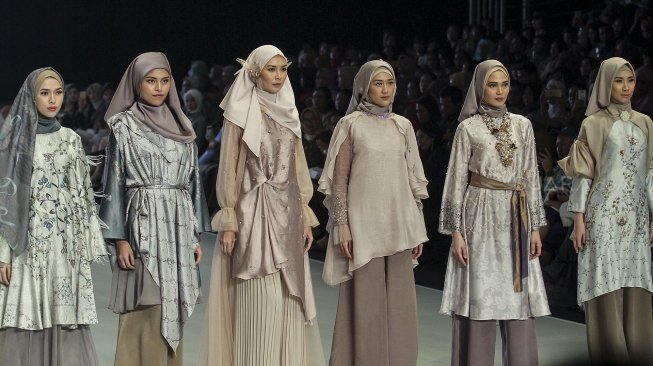 Model mengenakan busana rancangan dari delapan desainer dibawah label kosmetik Wardah pada Indonesia Fashion Week 2018 di Jakarta Convention Center, Jakarta, Sabtu (31/3) malam [Suara.com/Kurniawan Mas'ud]