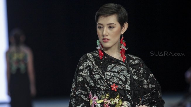 Model mengenakan busana rancangan dari delapan desainer dibawah label kosmetik Wardah pada Indonesia Fashion Week 2018 di Jakarta Convention Center, Jakarta, Sabtu (31/3) malam [Suara.com/Kurniawan Mas'ud]