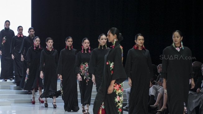 Model mengenakan busana rancangan dari delapan desainer dibawah label kosmetik Wardah pada Indonesia Fashion Week 2018 di Jakarta Convention Center, Jakarta, Sabtu (31/3) malam [Suara.com/Kurniawan Mas'ud]