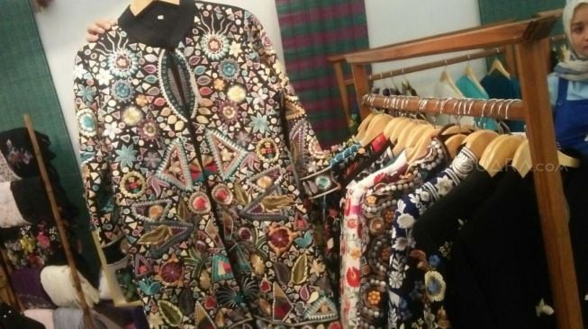 Koleksi Baju Bordir khas Tasikmalaya rancangan Nani Oktaviani di ajang IFW 2018 yang digelar di JCC, Jakarta. (Suara.com/Risna Halidi)