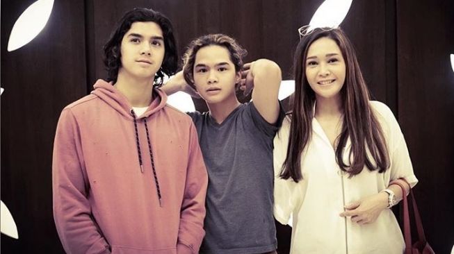 Maia Estianty bersama Al dan Dul. (Instagram)