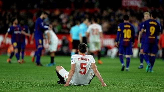 Bek Sevilla Clement Lenglet kecewa setelah timnya gagal mengalahkan Barcelona di laga kandang [AFP]