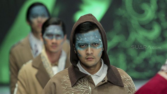 Model mengenakan busana rancangan dari delapan desainer pada Indonesia Fashion Week 2018 di Jakarta Convention Center, Jakarta, Sabtu (31/3/2018) dengan tema Kulturtama [Suara.com/Kurniawan Mas'ud]