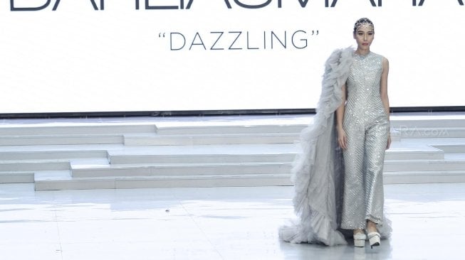 Model mengenakan busana rancangan dari delapan desainer dibawah label kosmetik Wardah pada Indonesia Fashion Week 2018 di Jakarta Convention Center, Jakarta, Sabtu (31/3) malam [Suara.com/Kurniawan Mas'ud]