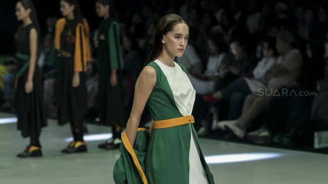 Model mengenakan busana rancangan dari delapan desainer pada Indonesia Fashion Week 2018 di Jakarta Convention Center, Jakarta, Sabtu (31/3/2018) dengan tema Kulturtama [Suara.com/Kurniawan Mas'ud]