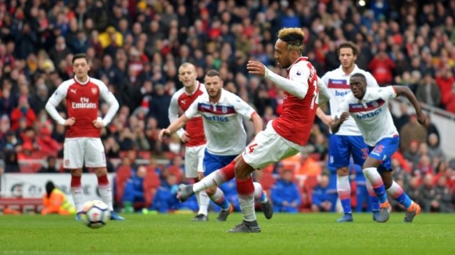 Piere Emerick Aubameyang mengeksekusi penalti ke gawang Stoke City [AFP]