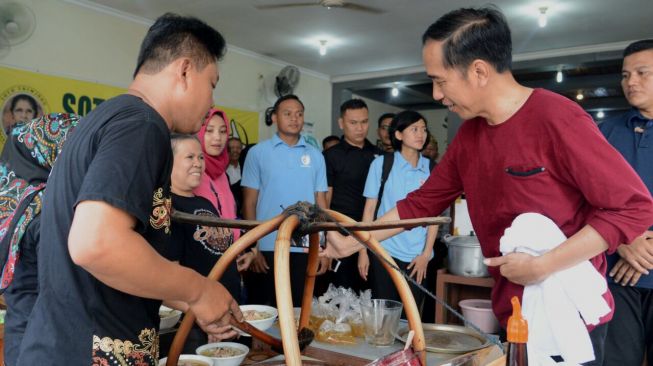 Presiden Joko Widodo di warung soto Triwindu. (Biro Pers Kepresidenan)