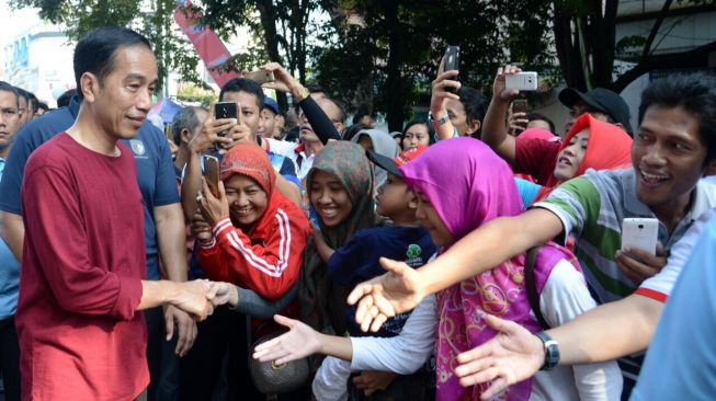 Presiden Joko Widodo jogging di area Car Free Day Jalan Slamet Riyadi, Solo, Minggu (1/4/2018) pagi. (Biro Pers Kepresidenan)