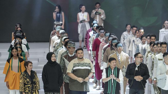 Model mengenakan busana rancangan dari delapan desainer pada Indonesia Fashion Week 2018 di Jakarta Convention Center, Jakarta, Sabtu (31/3/2018) dengan tema Kulturtama [Suara.com/Kurniawan Mas'ud]