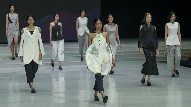 Model mengenakan busana rancangan dari delapan desainer pada Indonesia Fashion Week 2018 di Jakarta Convention Center, Jakarta, Sabtu (31/3/2018) dengan tema Kulturtama [Suara.com/Kurniawan Mas'ud]