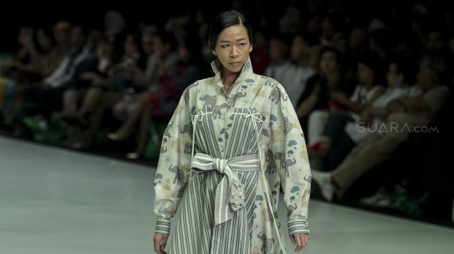 Model mengenakan busana rancangan dari delapan desainer pada Indonesia Fashion Week 2018 di Jakarta Convention Center, Jakarta, Sabtu (31/3/2018) dengan tema Kulturtama [Suara.com/Kurniawan Mas'ud]