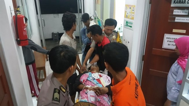 Seorang pelajar berinisial F (19) nyaris tewas saat berusaha menolong A, salah satu temannya yang tenggelam di Jembatan Cinta, Tanjungan Timur, Pulau Tidung, Kepulauan Seribu. (Istimewa)