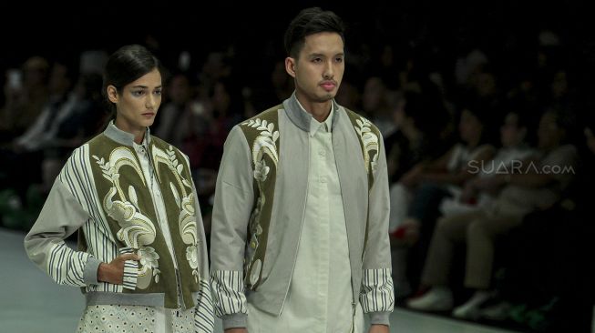 Model mengenakan busana rancangan dari delapan desainer pada Indonesia Fashion Week 2018 di Jakarta Convention Center, Jakarta, Sabtu (31/3/2018) dengan tema Kulturtama [Suara.com/Kurniawan Mas'ud]