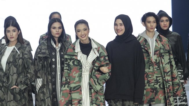 Model mengenakan busana rancangan dari delapan desainer dibawah label kosmetik Wardah pada Indonesia Fashion Week 2018 di Jakarta Convention Center, Jakarta, Sabtu (31/3) malam [Suara.com/Kurniawan Mas'ud]