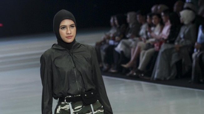 Model mengenakan busana rancangan dari delapan desainer dibawah label kosmetik Wardah pada Indonesia Fashion Week 2018 di Jakarta Convention Center, Jakarta, Sabtu (31/3) malam [Suara.com/Kurniawan Mas'ud]