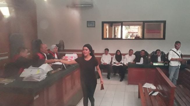 DPR Kritik Aksi Foto-Foto Jaksa dengan Syahrini