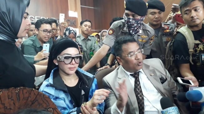 Penyanyi Syahrini pamer arloji Rp51 miliar. [suara.com/Ismail]