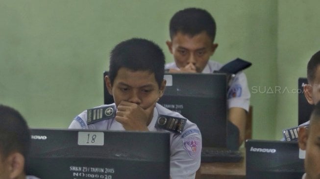 Pelaksanaan Ujian Nasional Berbasis Komputer di SMKN  29, Jakarta, Senin (2/4). 