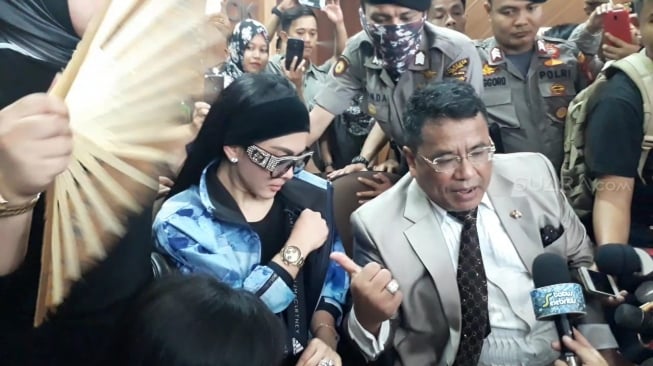 Penyanyi Syahrini pamer arloji Rp51 miliar. [suara.com/Ismail]