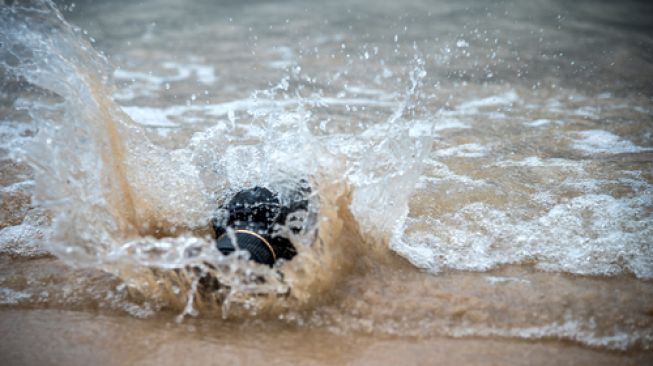 Ilustrasi kamera ditemukan di pantai. [Shutterstock]