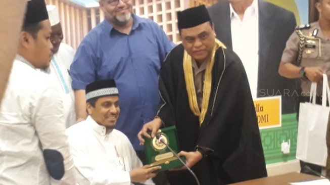 Wakapolri Dapat Hadiah Jubah dari Ulama Terkenal Arab Saudi