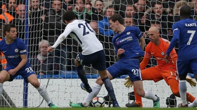 Gelandang Tottenham Hotspur Dele Alli (C) mencetak gol ke gawang Chelsea. Daniel LEAL-OLIVAS / AFP