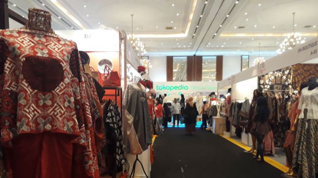 Koleksi Syahda Pusaka karya Poppy Dharsono di IFW 2018. (Suara.com/Risna Halidi)