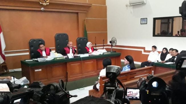 Syahrini dalam sidang First Travel. (Ismail/Suara.com)