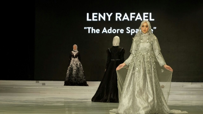 Raudha Kasmir membawakan karya rancangan desainer Leny Rafael di ajang Indonesia Fashion Week 2018. (istimewa)