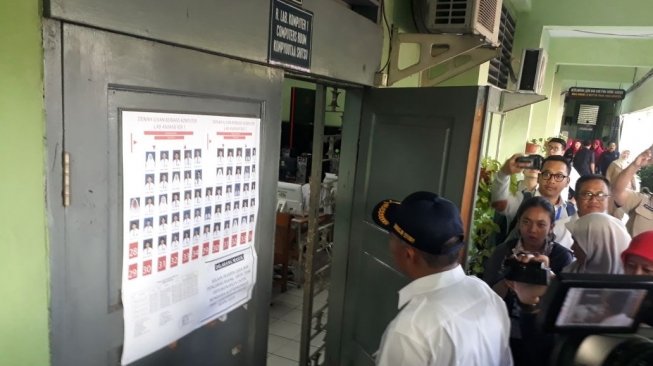 Mendikbud, Muhadjir Effendy tinjau peserta UNBK 2018 di Sekolah Menengah Kejuruan (SMK) Negeri 29 Penerbangan, Jalan Profesor Joko Sutono, Kebayoran Baru, Jakarta Selatan, Senin (2/4/2018) pagi. [Suara.com/Welly Hidayat]