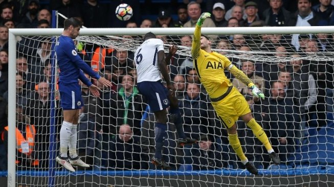 Pemain Chelsea Alvaro Morata (kiri) menjebol gawang Tottenham Hotspur [AFP]