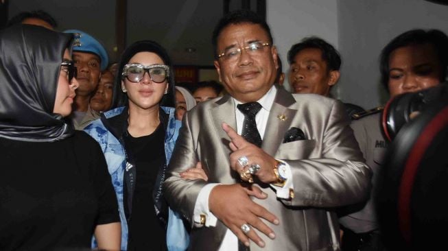 Selebritas Syahrini (tengah) didampingi kuasa hukumnya Hotman Paris (kanan) bersiap memberikan kesaksian pada sidang kasus dugaan penipuan dan penggelapan biro perjalanan umrah First Travel di Pengadilan Negeri Kota Depok, Jawa Barat, Senin (2/4). 