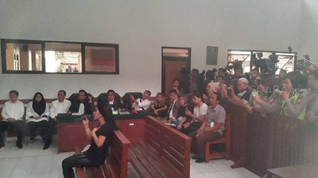 Penyanyi Syahrini di Pengadilan Negeri Depok, Jawa Barat, Senin (2/4/2018). [suara.com/Ismail] 