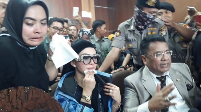 Penyanyi Syahrini pamer arloji Rp51 miliar. [suara.com/Ismail]