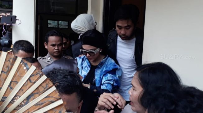 Penyanyi Syahrini di Pengadilan Negeri Depok, Jawa Barat, Senin (2/4/2018). [suara.com/Ismail] 