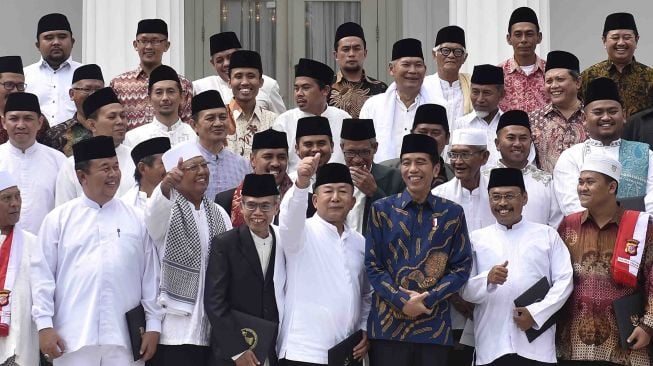 Presiden Joko Widodo (ketiga kanan) berfoto bersama ulama Jawa Barat di halaman Istana Merdeka, Jakarta, Selasa (3/4). P