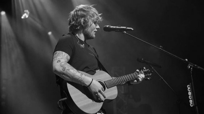 Ed Sheeran di konsernya (teddysphotos/instagram)