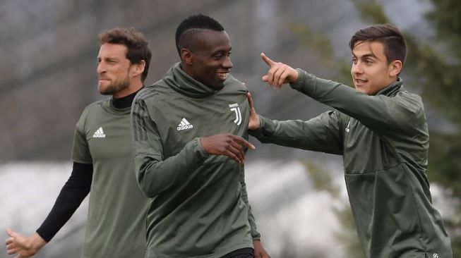 Para pemain Juventus Claudio Marchisio, Blaise Matuidi dan Paulo Dybala melakukan sesi latihan sebelum menghadapi Real Madrid. ARCO BERTORELLO / AFP 