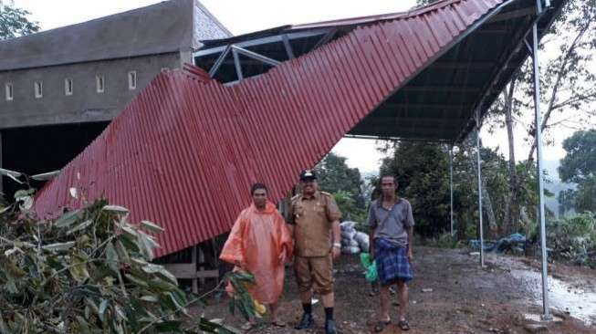 BREAKING NEWS! Puting Beliung di Pulau Sangkar, Seorang Warga Tewas