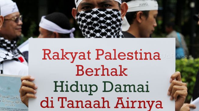 Al- Aqsa Working Group melakukan aksi damai di kedutaan besar Amerika Serikat di Jakarta, Selasa (3/4).