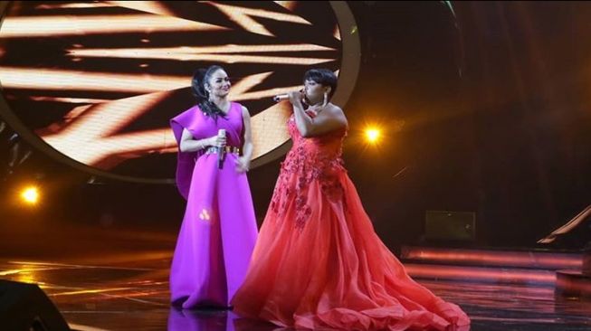 Penampilan Joan berduet dengan Krisdayanti di ajang Indonesian Idol semalam. (Instagram)