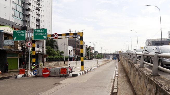 Pekerja menyelesaikan proyek pembangunan underpass Matraman, Jakarta, Selasa (3/4).